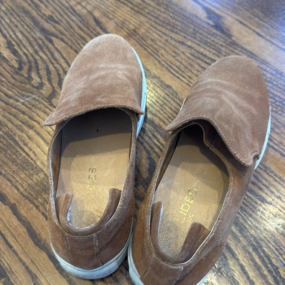 J. Slides caramel suede slip on loafers padded heel “tongue”. White sidewalls. - Picture 7 of 8